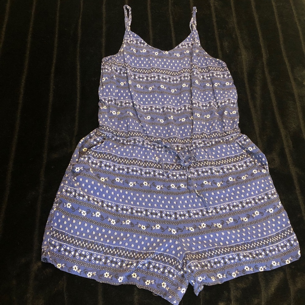 Blue adjustable strap romper with pockets Size L